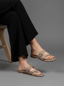 CHINRAAG - Womens Olive Transparent Buckle Toe Ring Flats