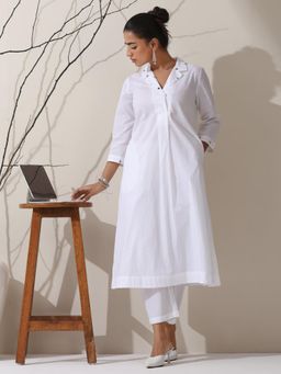 Swtantra - Women White Pure Cotton Solid Kurta with Pant