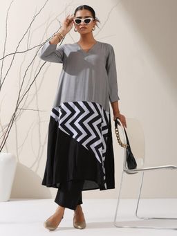 Swtantra - Women Grey Cotton Blend Stripes Kurta with Pant