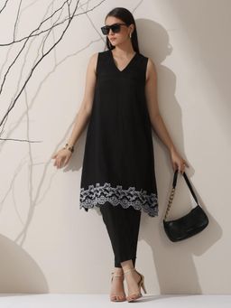 Swtantra - Women Black Cotton Blend Embroidered Kurta with Pant