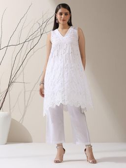 Swtantra - Women White Pure Cotton Embroidered Kurta with Pant