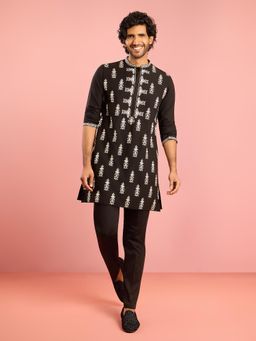 Vastramay - Black Embroidered Mandarin Neck Kurta With Pant