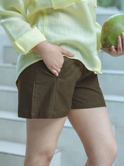 Sugnaa - Women Solid Mid-Rise Linen Blend Regular Fit Green Shorts