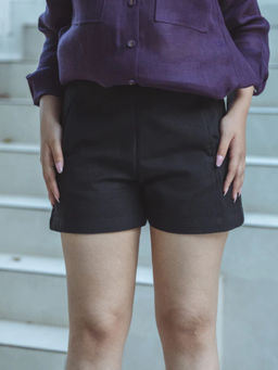 Sugnaa - Women Solid Mid-Rise Linen Blend Regular Fit Black Shorts