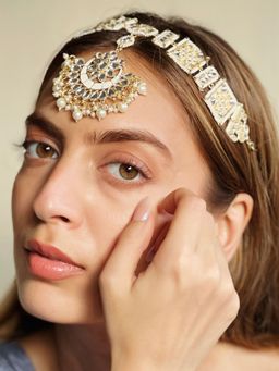 Azai by Nykaa Fashion - Statement Gold Tone Kundan Mathapatti With Maangtikka