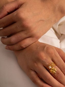 Inaya Accessories - 18Kt Gold Plated Hollow Open Pearl And Clove Ring, Daisy