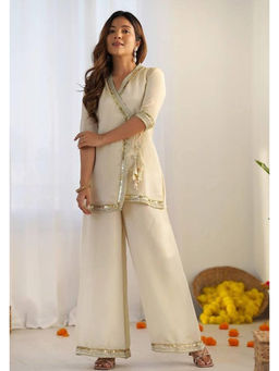 Mirraw - Chic White Silk Blend Embroidered Kurta with Pant