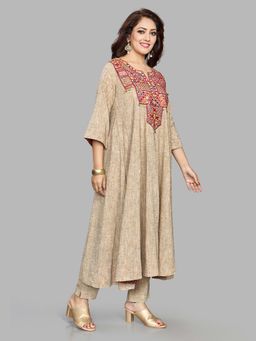 Fantasia - Women Beige Embroidered Long Kurta