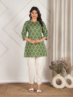 ARAMYA - Women Green Soft Cotton Straight Kurti with Pant
