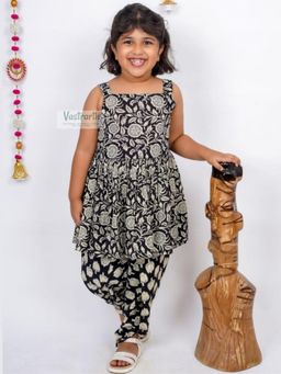 VASTRARTH - Girls Black Floral Printed Empire Kurta with Dhoti