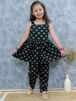 VASTRARTH - Girls Green Digital Printed Cotton Kurta with Pant