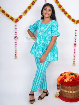 VASTRARTH - Girls Blue Floral Printed Regular Kurta with Pant