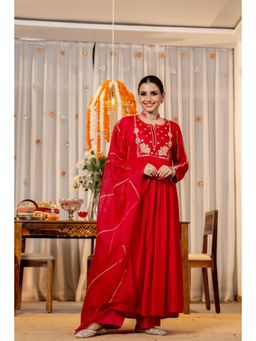 WOOMN - Red Aura Russian Silk Kurta with Pant & Dupatta