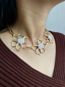 ISHKAARA - Flower Pearl Choker Necklace