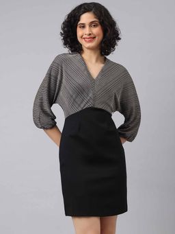 Latin Quarters - Black V-Neck Solid Bodycon Dress