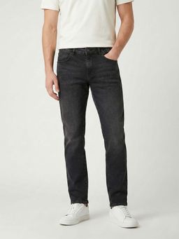 Wrangler - Men Black Skanders Straight Fit Mid Rise Jeans
