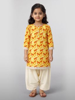 Vastramay - Girls Yellow Cotton Animal Print Kurta with Salwar
