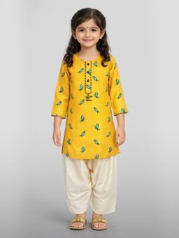 Vastramay - Girls Yellow Cotton Animal Print Kurta with Salwar