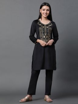Aurelia - Black Zari Embroidered Velvet Kurta With Pant (Set of 2)