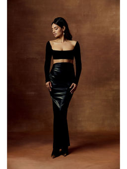 Lea Clothing - Women's Black Solid Crop Top