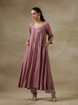 trueBrowns - Dark Mauve Bandhani Printed Silk Front Pleated Long Kurta Pant (Set of 2)