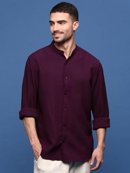 SHOWOFFFF - Men Burgundy Mandarin Collar Solid Slim Fit Shirt