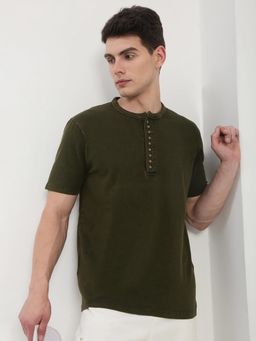 SHOWOFF - Men Green Solid Henley Collar T-Shirt