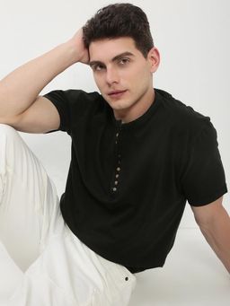 SHOWOFF - Men Olive Solid Henley Collar T-Shirt