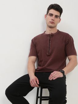 SHOWOFF - Men Brown Solid Henley Collar T-Shirt