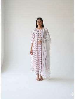 MAAND - White Embroidered Three Fourth Sleeves Kurta Pant & Dupatta