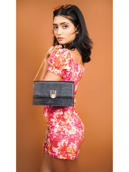 Horra - Textured Shoulder Bag - Black (M)