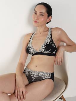 Wacoal - Embrace Lace Non-Padded Non-Wired 3/4Th Cup Lace Bralette Bra - Black