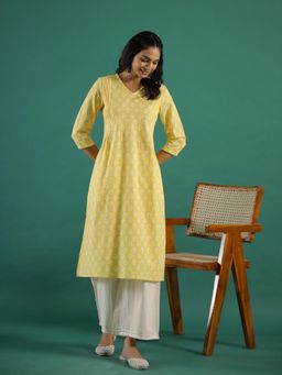 Gahan - Cotton Paisley Motif Printed with Tucked Yoke Detailed Yellow Straight Kurta