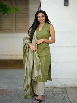 Vastara TheLabel - Women's Green Geometric Handloom Cotton Khadi Kurta with Pant & Dupatta