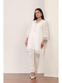 Rangriti - Women's White Self Design Cotton Kurti with Pant