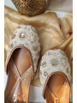 House of Vian - Women White Mogra Juttis