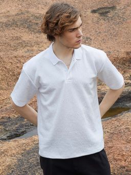 Campus Sutra - Men Daisy White Ripple-Tactile Polo T-Shirt