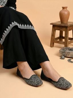 Aroom - Women Black Ethnic Juttis With Soft Insole