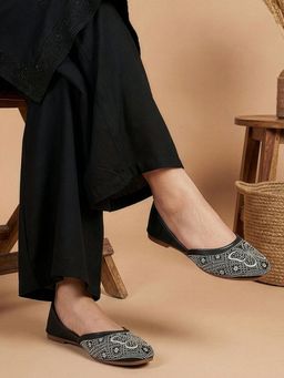 Aroom - Women Black Ethnic Juttis With Soft Insole