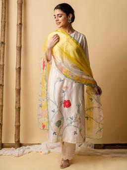 AM by Anita Mittal - Floral Applique White Kurta with Pant and Dupatta