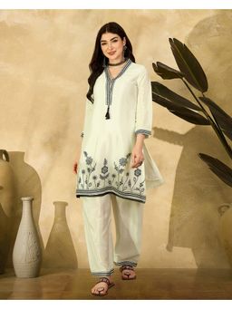 Gahan - White Silk Blend Thread Embroidered Kurta with Pant
