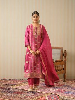 Gahan - Magenta Ethnic Motif Printed Straight Kurta with Pant & Dupatta