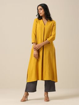 trueBrowns - Mustard Yellow Slub Texture Neck Pleat Kurta Pant (Set of 2)