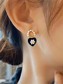 ISHKAARA - White Heart Pearl Bag Earrings