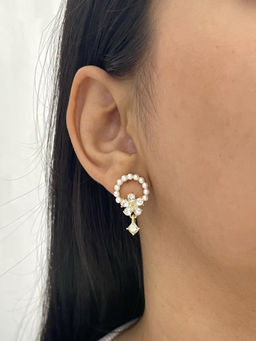 ISHKAARA - Off White Flower Crystal Drop Earrings