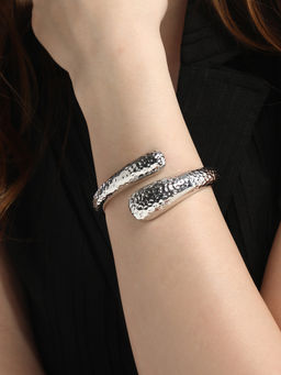 Sohi - Women The Dented-Embrasse Cuff - Metallic Silver