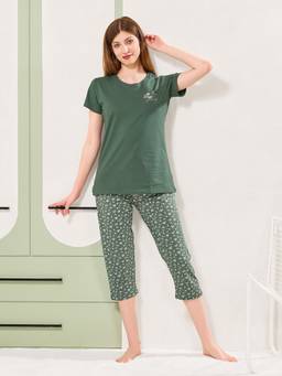 Quira - Women Green Floral Printed Regular Fit T-Shirt and Capri