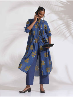 trueBrowns - Blue Cotton Print Pleated Kurta with Pant (Set of 2)