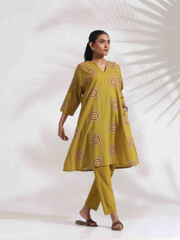 trueBrowns - Mustard Cotton Print Kimono Sleeves Kurta with Pant (Set of 2)