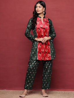 Ahalyaa - Women Floral Velvet Kurta with Pant (Set of 2)